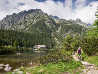 Rowerzystka przemierzająca trasę rowerową w Tatrach. Rowerzystka przemierzająca trasę rowerową w Tatrach.