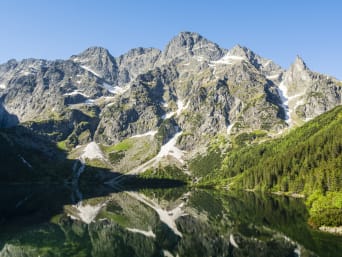 Wspinaczka w Tatrach – panorama Tatr znad Morskiego Oka. Wspinaczka w Tatrach – panorama Tatr znad Morskiego Oka.