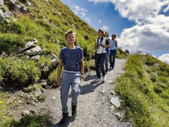 Tirol wandern: Familie wandert in den Alpen.