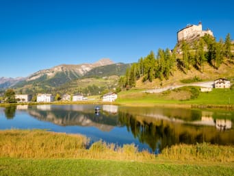 Schloss Tarasp: Blick auf das Schloss Tarasp und den Taraspsee in Graubünden.