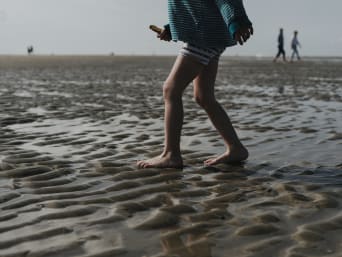 Wadlopen op blote voeten op de Waddeneilanden.