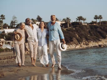 Consejos para viajar: un grupo de amigos de vacaciones en una playa.