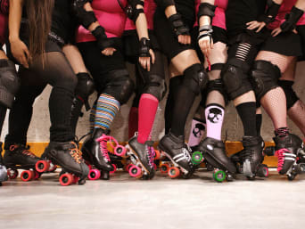 Roller Derby Skates – Roller Derby Team in ihren Wettkampfoutfits. 