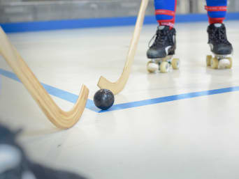 Hockey sobre patines: dos jugadores esperan el silbido del árbitro para sacar.