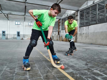 Rollhockey – Vater und Sohn trainieren zusammen.