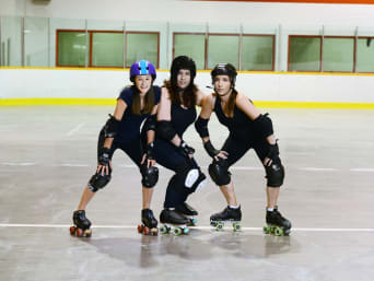 Roller derby – zawodniczki roller derby przygotowują się do wyścigu. Roller derby – zawodniczki roller derby przygotowują się do wyścigu.