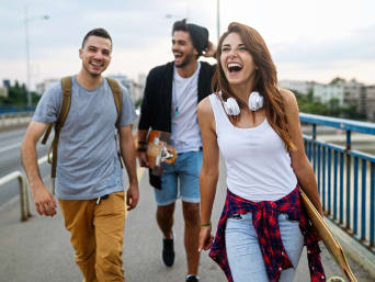 Skateboarding ist nicht nur ein Sport, sondern auch ein Lifestyle, den man mit Freunden teilt.