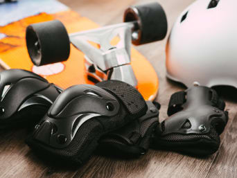 Skateboard Ausrüstung: Helm und Schützer gehören zum sicheren Skateboarding dazu.