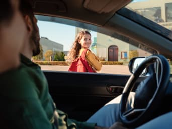 Auto Schule – Eltern bringen ihre Tochter mit dem Auto zur Schule.
