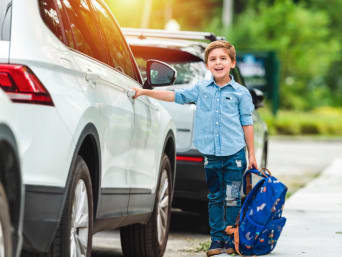 Elterntaxi – Schüler steigt nach dem Unterricht in das Auto der Eltern.
