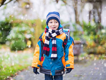 Seguridad vial en primaria: un niño pequeño de camino a la escuela.
