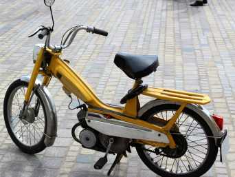 Met de snorfiets naar school: geparkeerde snorfiets. 