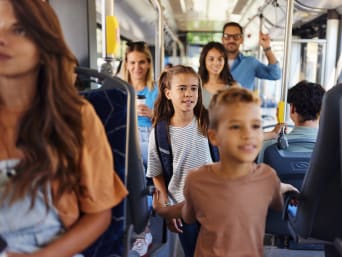 Dziecko w pociągu, metrze i tramwaju – grupa uczniów wraca tramwajem ze szkoły.