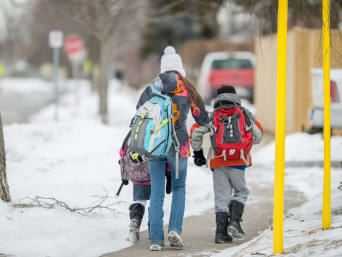 Eine Gruppe von Kindern geht den Schulweg zu Fuß.
