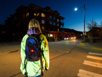 Sichtbarkeit Fußgänger – Mädchen mit einer auffälligen Jacke mit Reflektoren