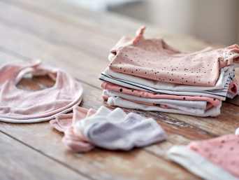 Baby Erstausstattung: Kleidung aus Baumwolle ist hautfreundlich und atmungsaktiv.