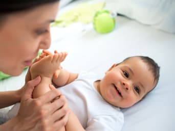 Ein Baby wird zum Schlafen umgezogen