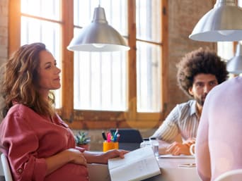 Werken tijdens zwangerschap – Zwangere vrouw in een vergadering.