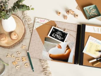 Scrapbook Schwangerschaft: Mit Themenseiten Erinnerungen an die Schwangerschaft und besondere Meilensteine festhalten.