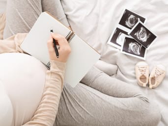 Erinnerungen Schwangerschaft: In Briefform kannst du Gedanken, Gefühle und Erlebnisse während deiner Schwangerschaft dokumentieren.