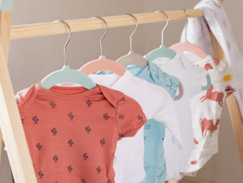 Kleidung für Babys – eine Kollektion süßer Baby-Bodys.