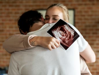 Termine Schwangerschaft: Zusammen mit deinem Partner erwarten dich viele schöne Meilensteine.
