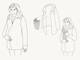 Moda premamá después del parto: una chaqueta premamá con un práctico accesorio portabebés.