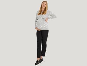 Stijlvol zwanger: nauwsluitende maar comfortabele truien laten je babybump het best tot zijn recht komen.