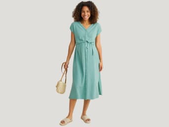 Styles for pregnancy that are stylish: a pregnant woman in an airy shirt dress.
