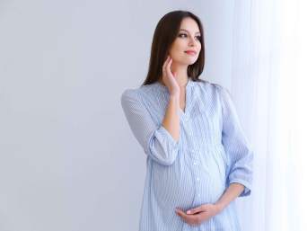 Clothes for pregnancy that are stylish: a form-fitting but comfortable top is the perfect way to show off your baby bump. Clothes for pregnancy that are stylish: a form-fitting but comfortable top is the perfect way to show off your baby bump.