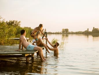 Nuotare in acque libere e pericoli del lago: un gruppo di amici fa il bagno in un lago.