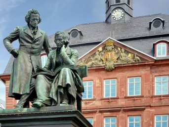 Deutsche Märchenstraße Streckenverlauf: Das Brüder-Grimm-Denkmal in Hanau ist der Startpunkt der Deutschen Märchenstraße.