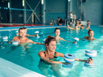 Aerobik wodny: grupowy trening aqua fit.