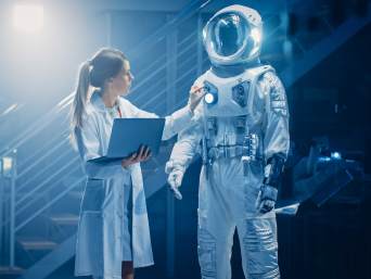 Młoda naukowczyni w agencji kosmicznej podczas projektowania skafandra do lotów pozaziemskich.