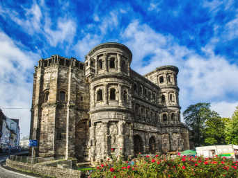 Römer in Deutschland: Blick auf die Porta Nigra in Trier. Römer in Deutschland: Blick auf die Porta Nigra in Trier.