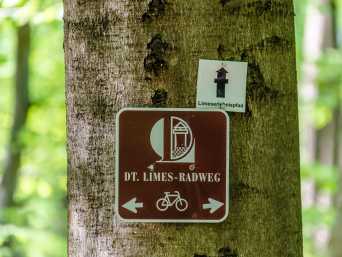Römer Radwege: Beschilderung für den Limes-Radweg und Limes-Wanderweg im Taunus. Römer Radwege: Beschilderung für den Limes-Radweg und Limes-Wanderweg im Taunus.