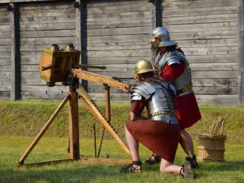 Auf den Spuren der Römer: Historische Nachstellung bei einem Römer-Festspiel. Auf den Spuren der Römer: Historische Nachstellung bei einem Römer-Festspiel.
