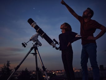 Guardare il cielo stellato: padre e figlia osservano le stelle. 
