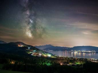 Sterne beobachten in Österreich: Nachthimmel über dem Attersee. Sterne beobachten in Österreich: Nachthimmel über dem Attersee.