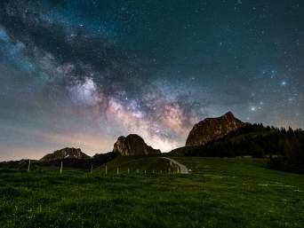 Sterne beobachten in der Schweiz: Sternenklare Nacht mit Blick auf die Milchstrasse im Gantrisch. Sterne beobachten in der Schweiz: Sternenklare Nacht mit Blick auf die Milchstrasse im Gantrisch.