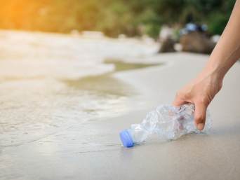 Regole spiaggia: alcuni rifiuti di plastica sono abbandonati sulla sabbia. Regole spiaggia: alcuni rifiuti di plastica sono abbandonati sulla sabbia.