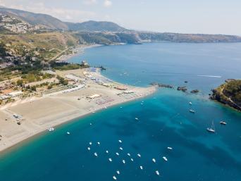 Vacanze al mare: foto di una località marittima con lidi e spiaggia libera. Vacanze al mare: foto di una località marittima con lidi e spiaggia libera.