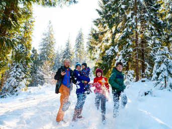 Winterurlaub Bayerischer Wald – Familie hat Spaß im Schnee.