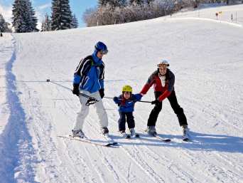 Bayerischer Wald Skigebiet – Familie fährt zusammen Ski. 