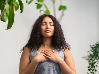 Nauka medytacji: kobieta praktykująca medytację.