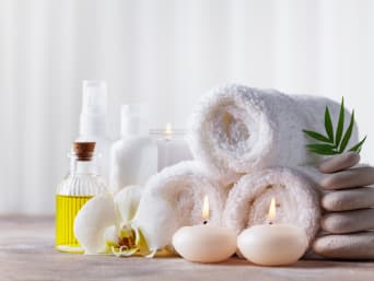 Domowe spa: ręczniki, olejek, kosmetyki i świece są gotowe na rytuały wellness. 