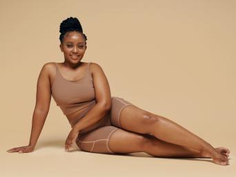 Welche Shapewear bei dickem Bauch – Frau in einem High-Waist-Shaping-Slip.