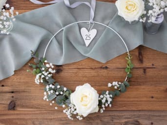 Couronne de noces d’argent : faire une couronne de fleurs pour un anniversaire de mariage.