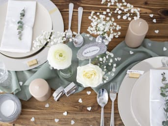 Ideas de decoración para bodas de plata en casa: primer plano de una mesa puesta.