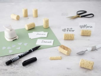 Decoración de mesa  para bodas de plata: materiales para hacer tus propias tarjetas con el nombre de los invitados.